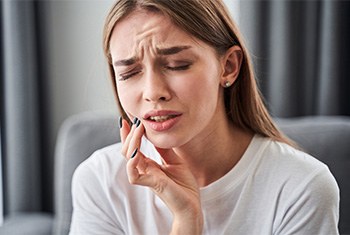 woman experiencing dental emergency